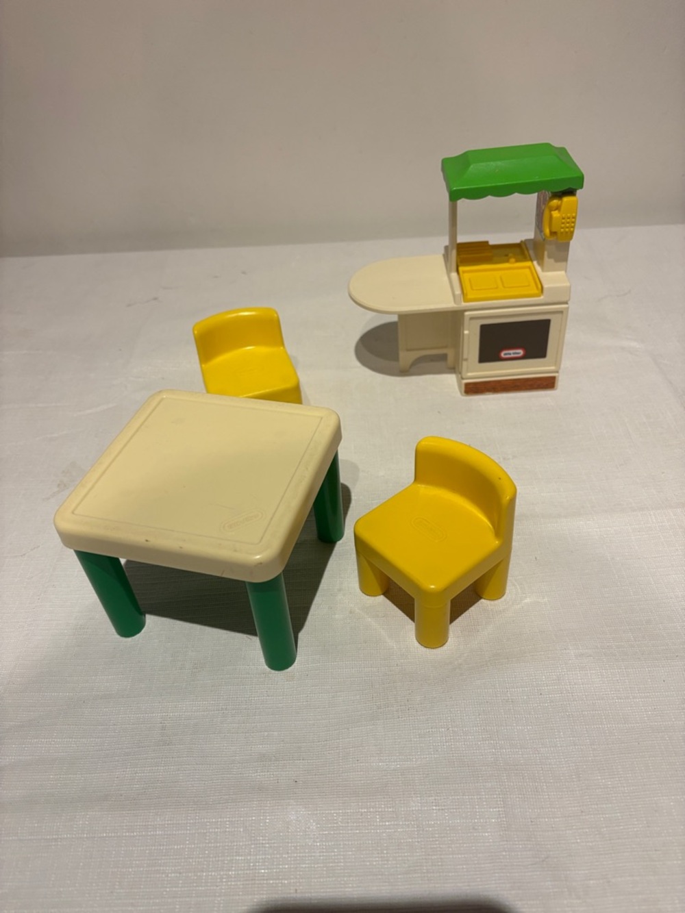 Vintage Little Tikes Dollhouse Kitchen Centre, Table & 2 Chairs
